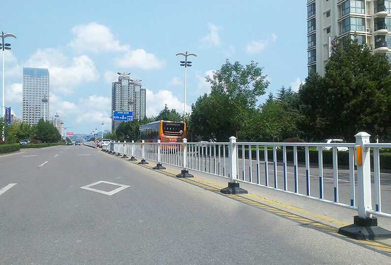 道（dào）路隔離護欄的功能有哪些