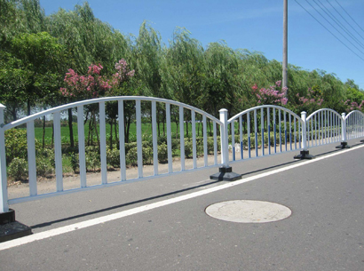 道路（lù）護欄